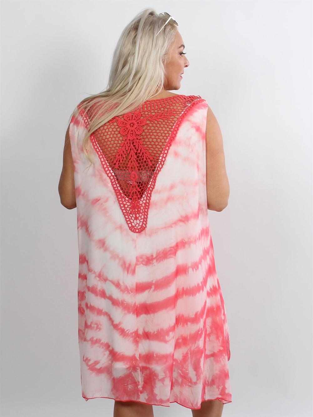 Lucie - Korallfärgad klänning med chiffong och detaljerad rygg